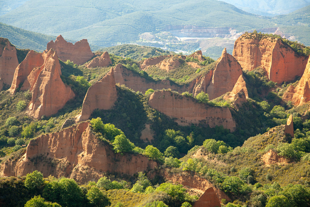 Vista de las antiguas minas romanas de oro de Las Medulas. Orellán. León 2019