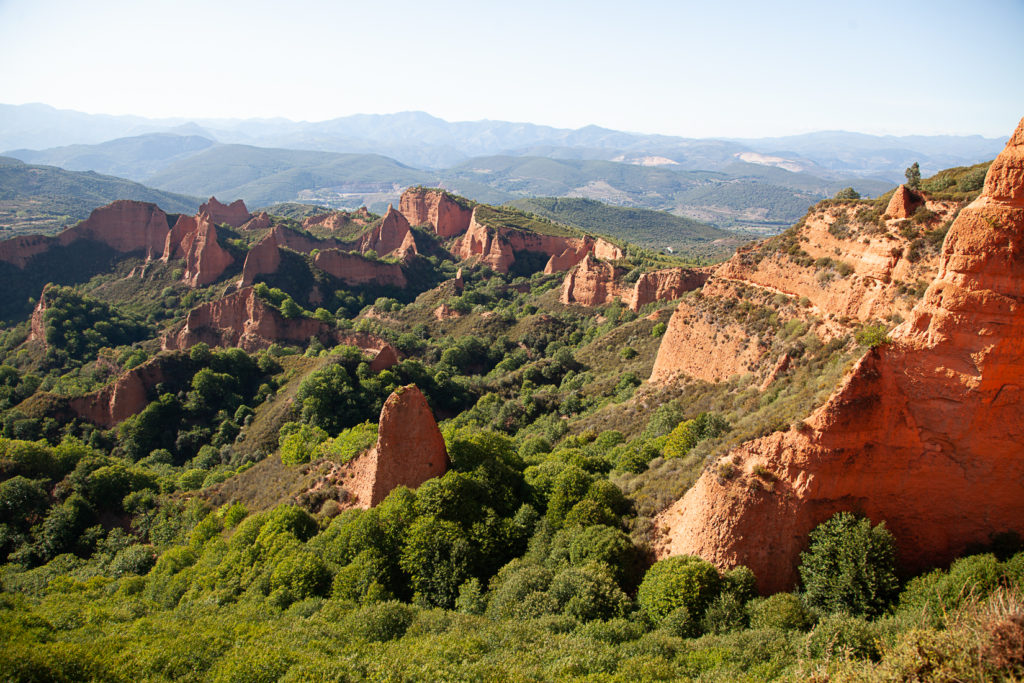 Vista de las antiguas minas romanas de oro de Las Medulas. Orellán. León 2019