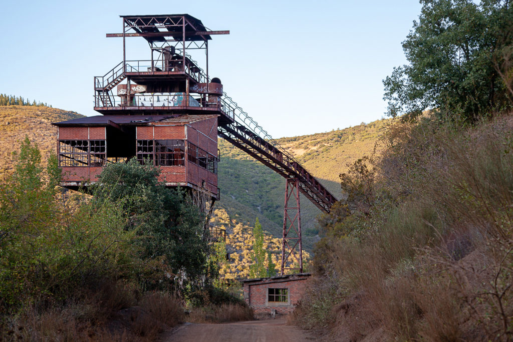 Antiguo molino y horno de calcinación de la mina de hierro de Coto Minero Wagner. Onamio. León 2019