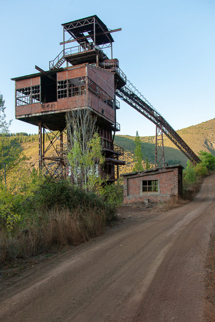 Antiguo molino y horno de calcinación de la mina de hierro de Coto Minero Wagner. Onamio. León 2019