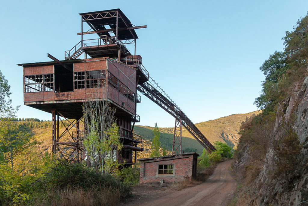 Antiguo molino y horno de calcinación de la mina de hierro de Coto Minero Wagner. Onamio. León 2019