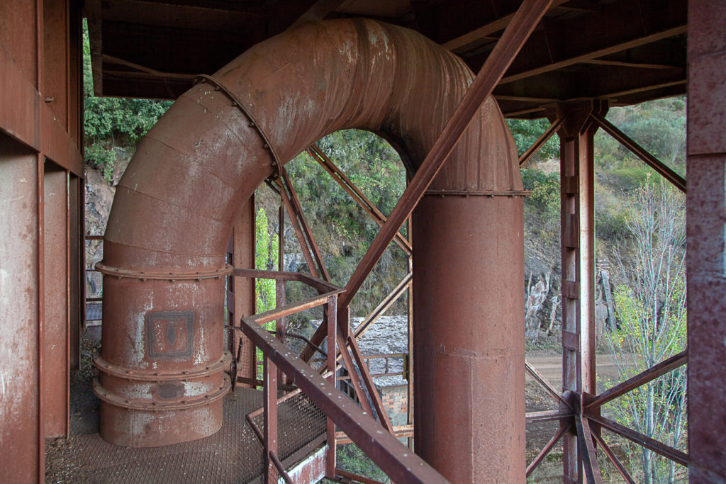 Antiguo molino y horno de calcinación de la mina de hierro de Coto Minero Wagner. Onamio. León 2019
