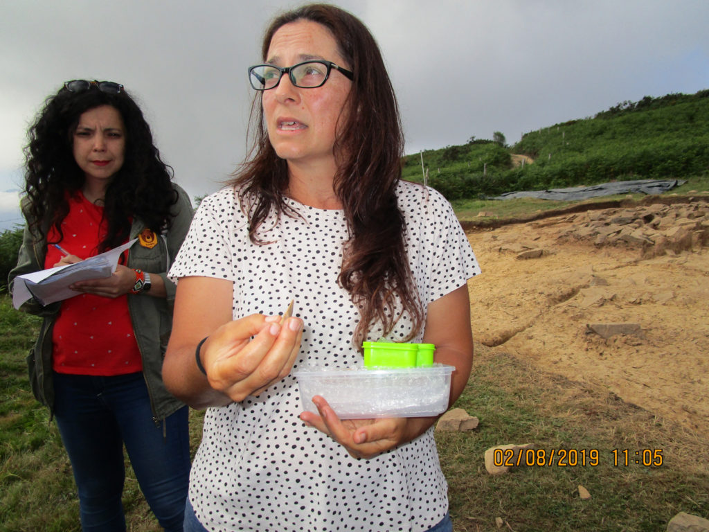La arqueologa Covadonga Ibáñez, en el yacimiento neolítico de la campa L’Españal. San Martín del Rey Aurelio. Asturias 2019