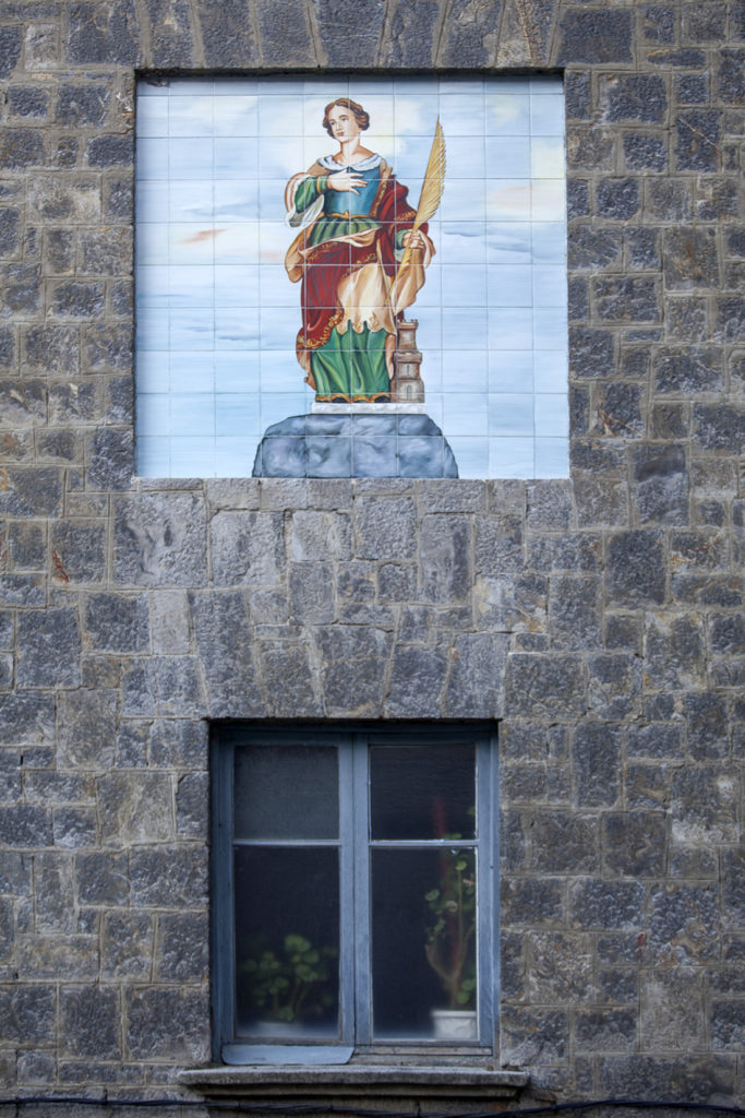Mural de azulejo con la imagen de Santa Bárbara. Villablino. León 2017