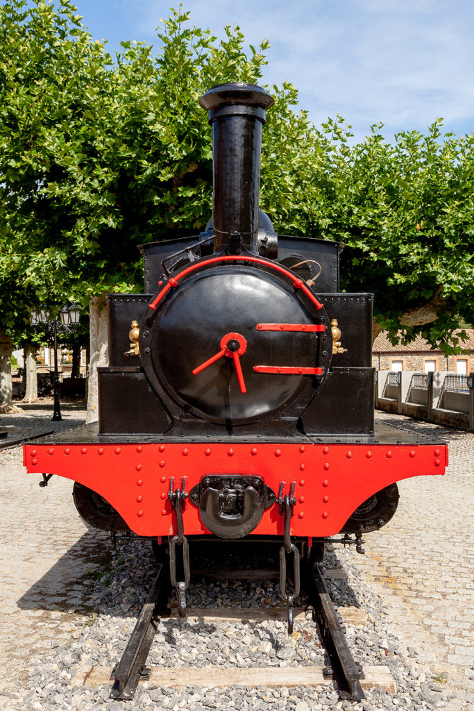 Locomotora restaurada El Esla Nº 10, a la entrada del Museo de la Siderurgia y la Minería de Castilla y León. Sabero. León 2019