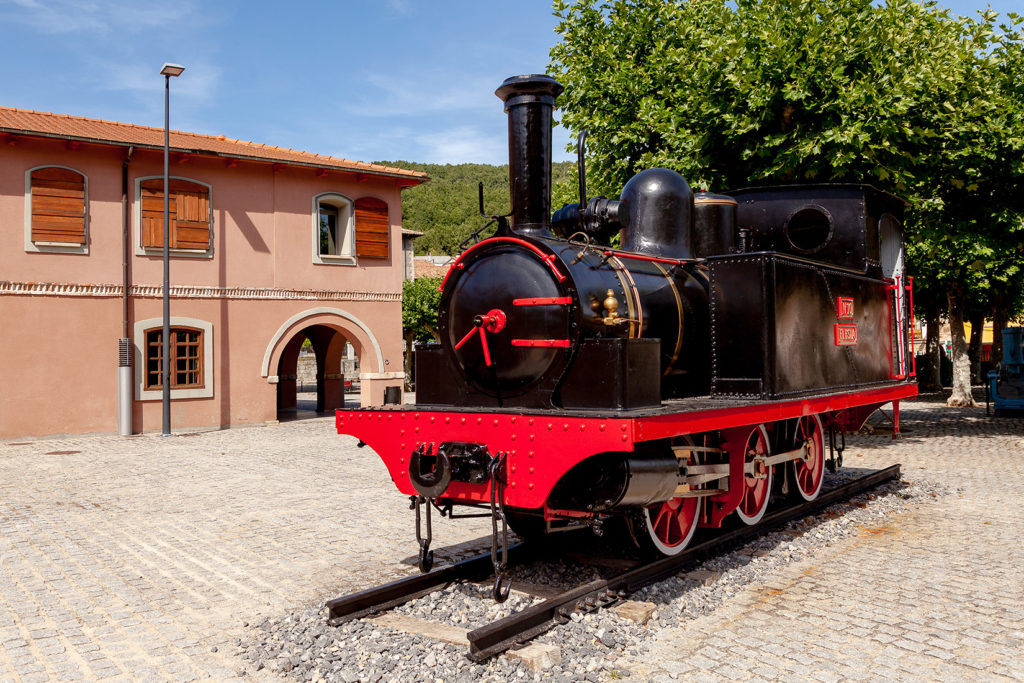 Locomotora restaurada El Esla Nº 10, a la entrada del Museo de la Siderurgia y la Minería de Castilla y León. Sabero. León 2019