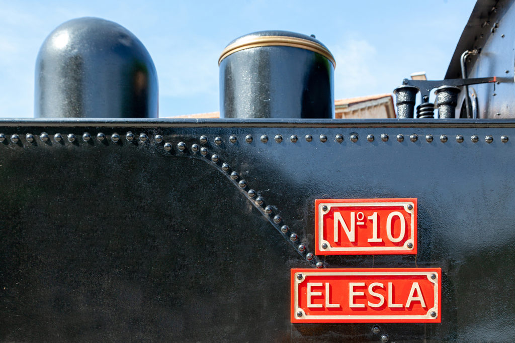Locomotora restaurada El Esla Nº 10, a la entrada del Museo de la Siderurgia y la Minería de Castilla y León. Sabero. León 2019