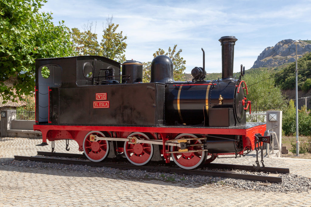 Locomotora restaurada El Esla Nº 10, a la entrada del Museo de la Siderurgia y la Minería de Castilla y León. Sabero. León 2019
