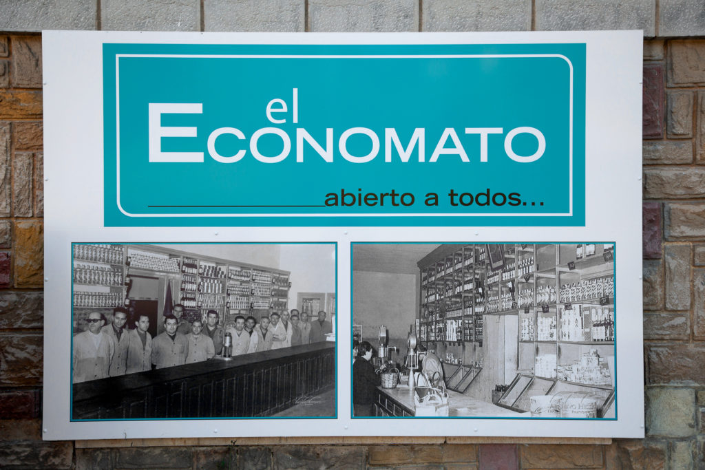 Carteles en el exterior de El Economato. Martimporra. Bimenes. Asturias 2019