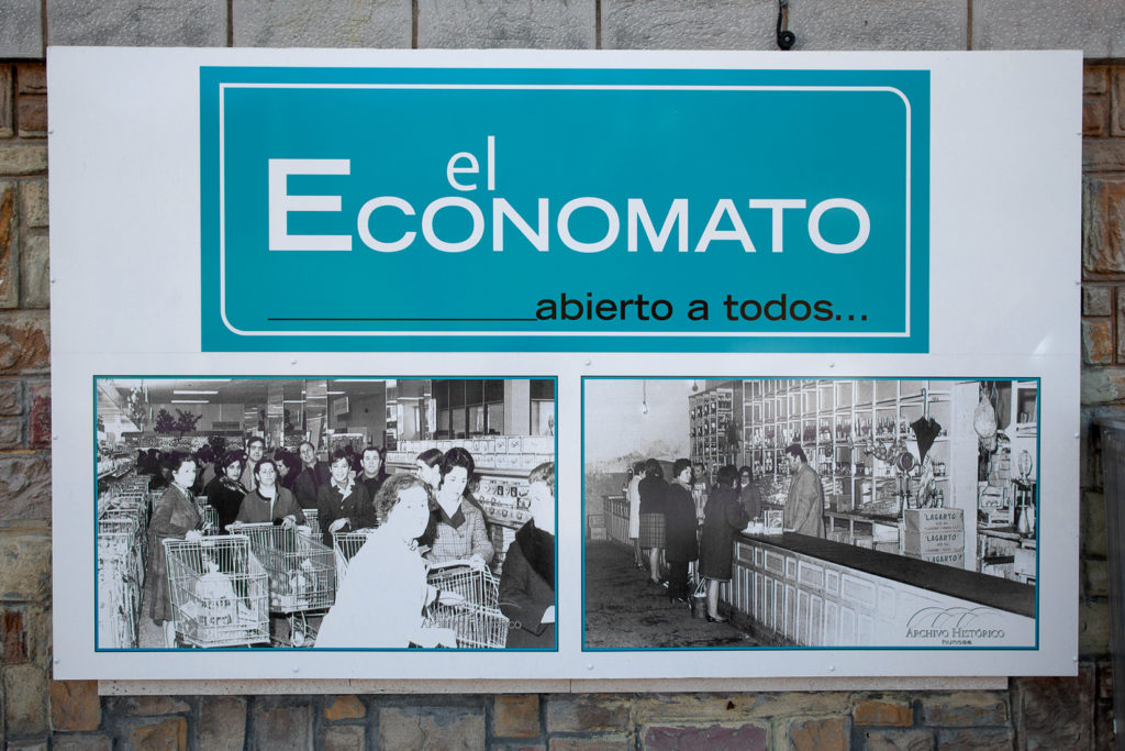 Carteles en el exterior de El Economato. Martimporra. Bimenes. Asturias 2019