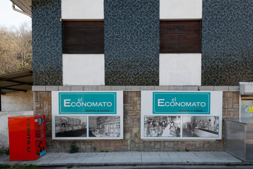 Carteles en el exterior de El Economato. Martimporra. Bimenes. Asturias 2019