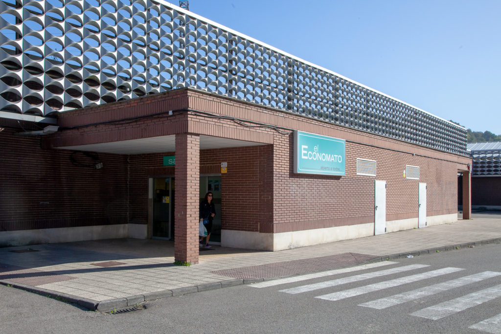 Supermercado El Economato. Antiguo economato de Hunosa. Sama. Langreo. Asturias 2019