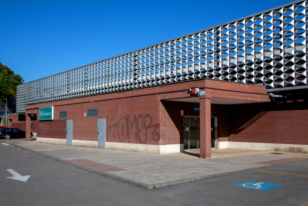 Supermercado El Economato. Antiguo economato de Hunosa. Sama. Langreo. Asturias 2019