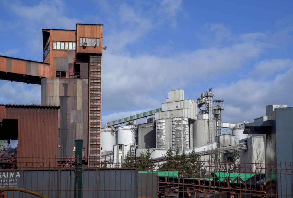 Factoria de Cementos Tudela Veguin, desde la central termica de Aboño. Gijon. Asturias 2019