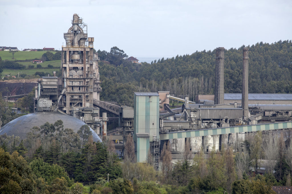 Factoria de Cementos Tudela Veguin, desde la central termica de Aboño. Gijon. Asturias 2019