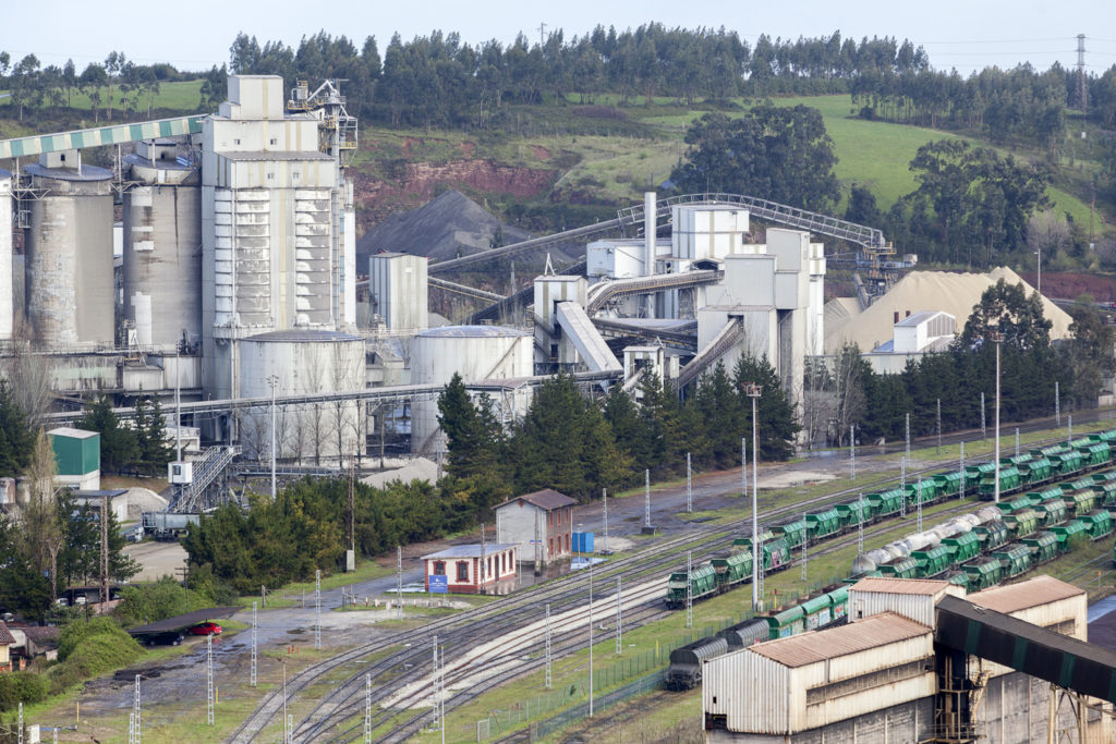 Factoria de Cementos Tudela Veguin, desde la central termica de Aboño. Gijon. Asturias 2019