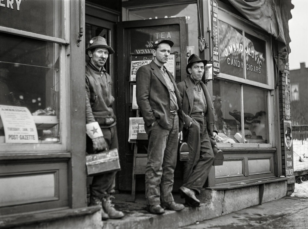 Empleados de la compañía American Bridge (United States Steel) esperando el autobús. Ambridge, Pennsylvania. EEUU. 1941.