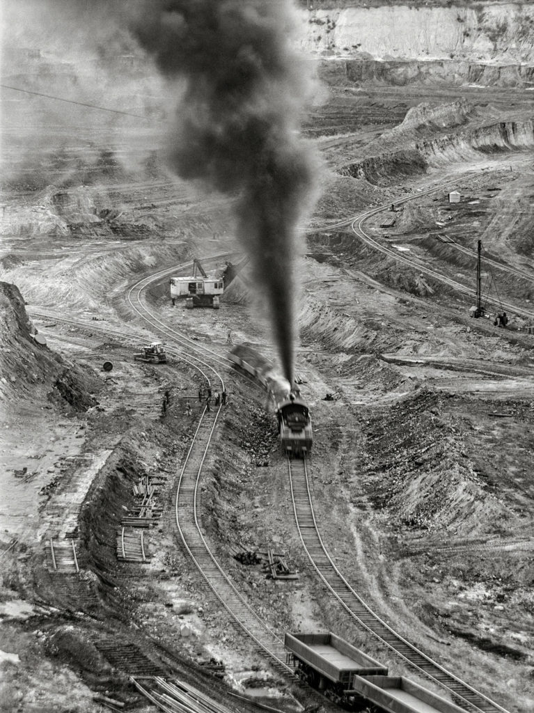 La mina de hierro a cielo abierto más grande del mundo, cerca de Hibbing, Minnesota. EEUU. 1941.