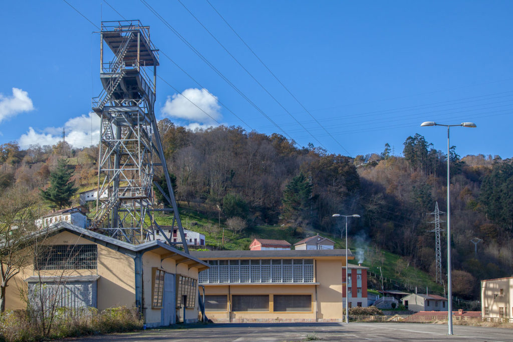 Instalaciones abandonadas del Pozo Venturo. Carrocera. San Martín del Rey Aurelio. Asturias 2017