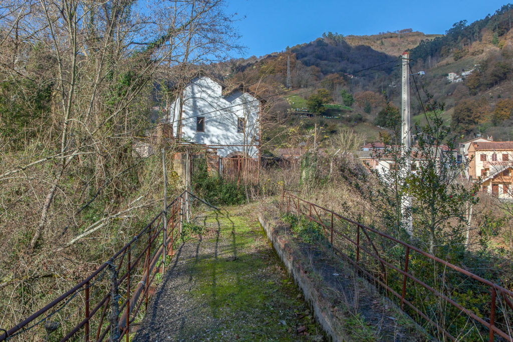 Instalaciones abandonadas del Pozo Venturo. Carrocera. San Martín del Rey Aurelio. Asturias 2017
