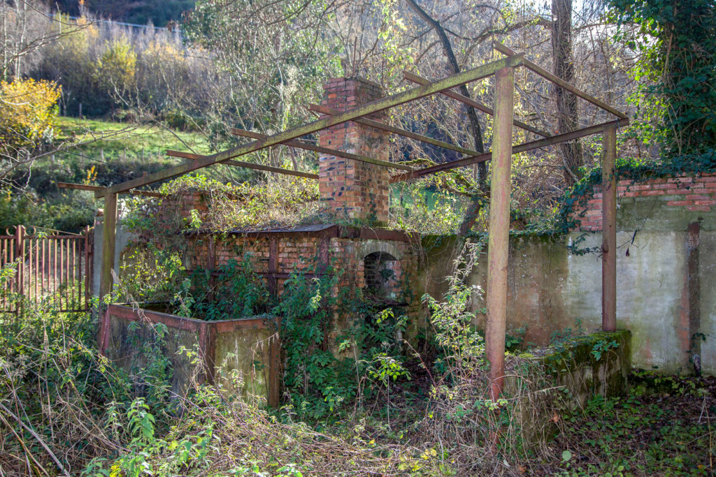 Restos de la fragua en las instalaciones abandonadas del Pozo Venturo. Carrocera. San Martín del Rey Aurelio. Asturias 2017