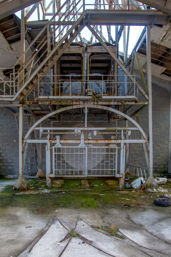 Zona de embarque en las instalaciones abandonadas del Pozo Venturo. Carrocera. San Martín del Rey Aurelio. Asturias 2017