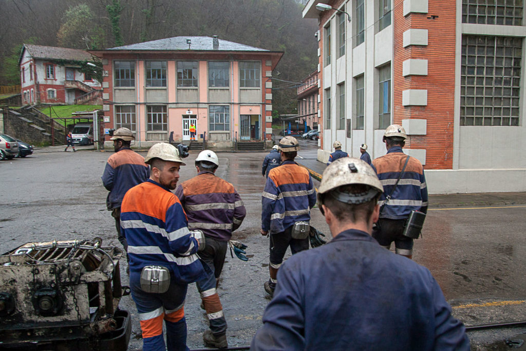 Salida de un relevo de trabajadores en el Pozo Nicolasa. Mieres. Asturias 2020
