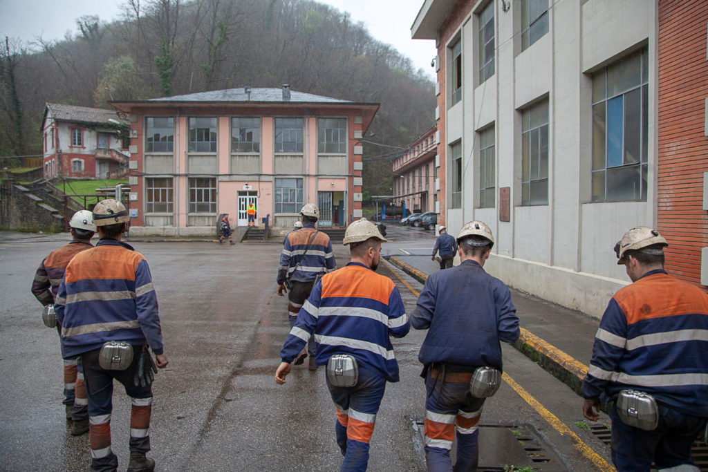 Salida de un relevo de trabajadores en el Pozo Nicolasa. Mieres. Asturias 2020