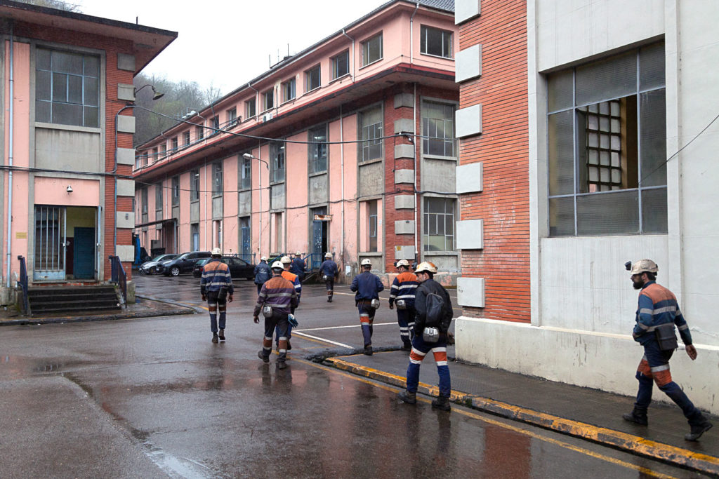 Salida de un relevo de trabajadores en el Pozo Nicolasa. Mieres. Asturias 2020