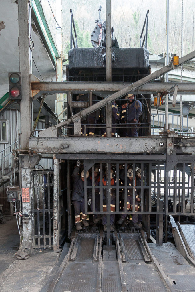 Salida de un relevo de trabajadores en el Pozo Nicolasa. Mieres. Asturias 2020