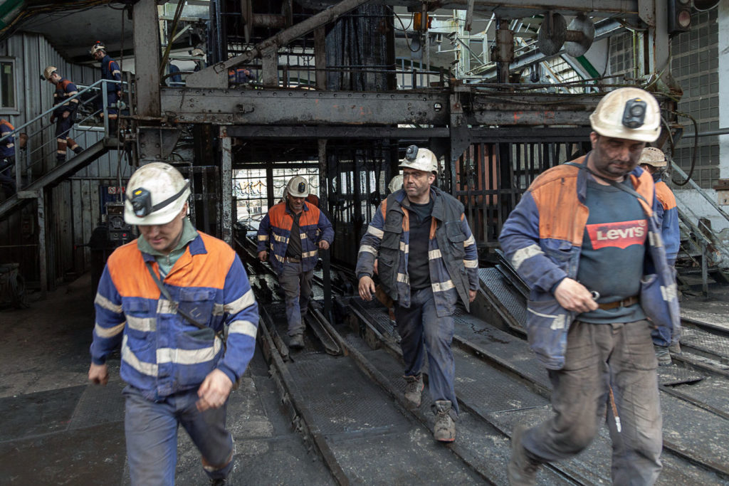 Salida de un relevo de trabajadores en el Pozo Nicolasa. Mieres. Asturias 2020