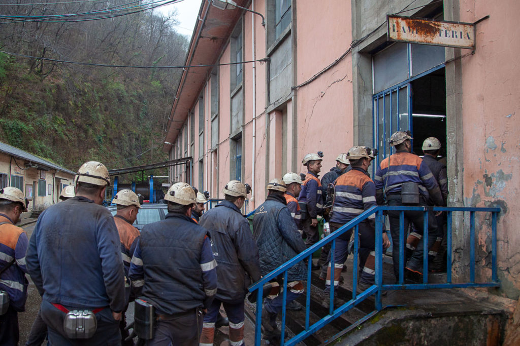 Salida de un relevo de trabajadores en el Pozo Nicolasa. Mieres. Asturias 2020