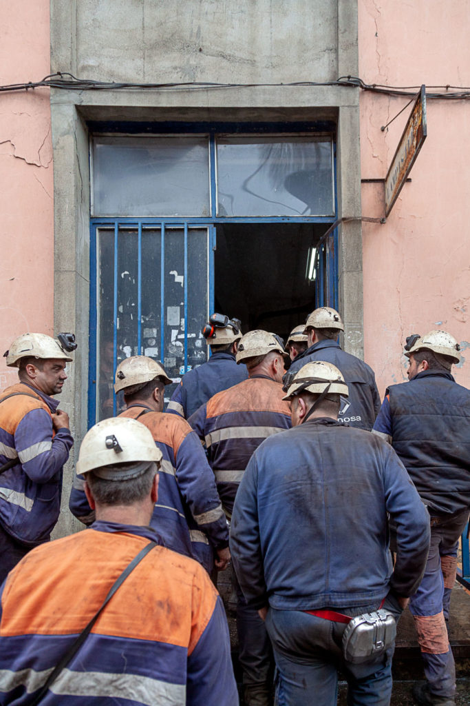 Salida de un relevo de trabajadores en el Pozo Nicolasa. Mieres. Asturias 2020