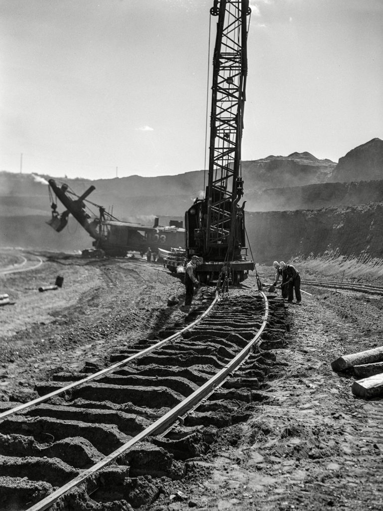 Movimiento de vía férrea en el hoyo de Mahoning. Hibbing, Minnesota. EEUU. 1941