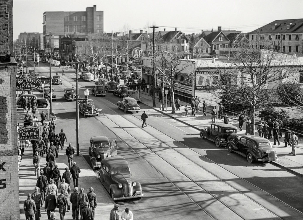 Trabajadores de astilleros saliendo del trabajo a las 4 p.m. Virginia. EEUU. 1941