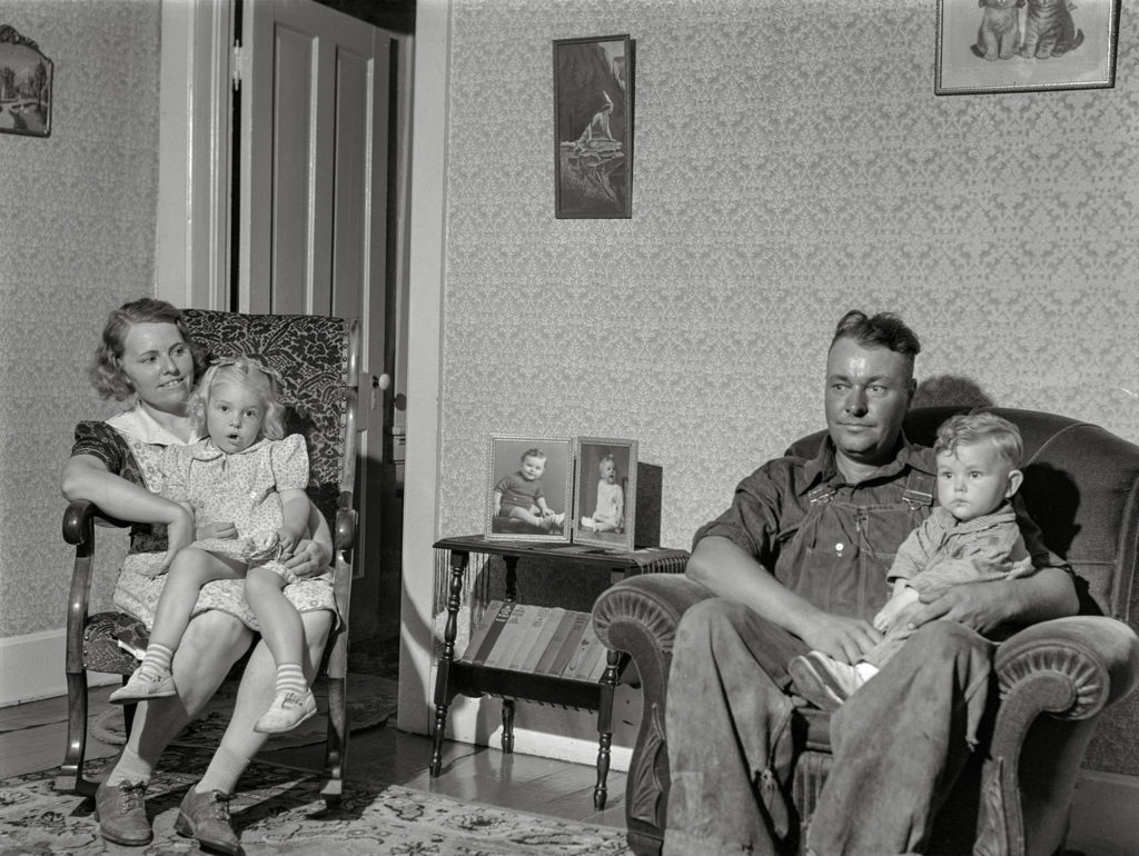 Olaf Ryskedahle y su familia. Freeborn County, Minnesota. EEUU. 1941