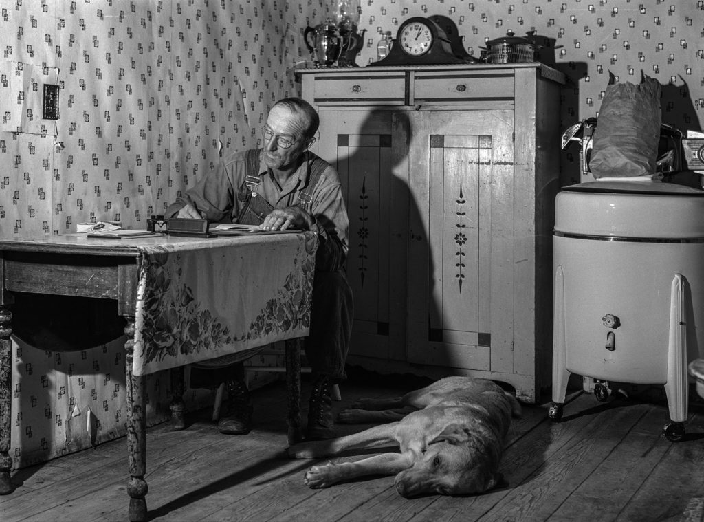Contable en las cuentas de la FSA. Itasca County, Minnesota. EEUU. 1941