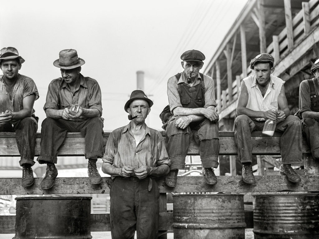 Trabajadores agricolas a la hora de comer. Chicago, Illinois. EEUU. 1941