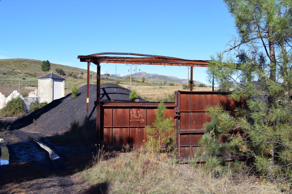 Apilamiento de carbón de las instalaciones abandonadas de la Mina de Negrín. Fabero. León 2018
