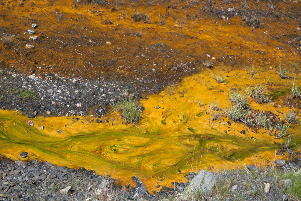 Vertidos al exterior del interior de la Mina, instalaciones cerradas del Lavadero Salgueiro. Grupo Salgeiro, de UMINSA. Torre del Bierzo. León 2019