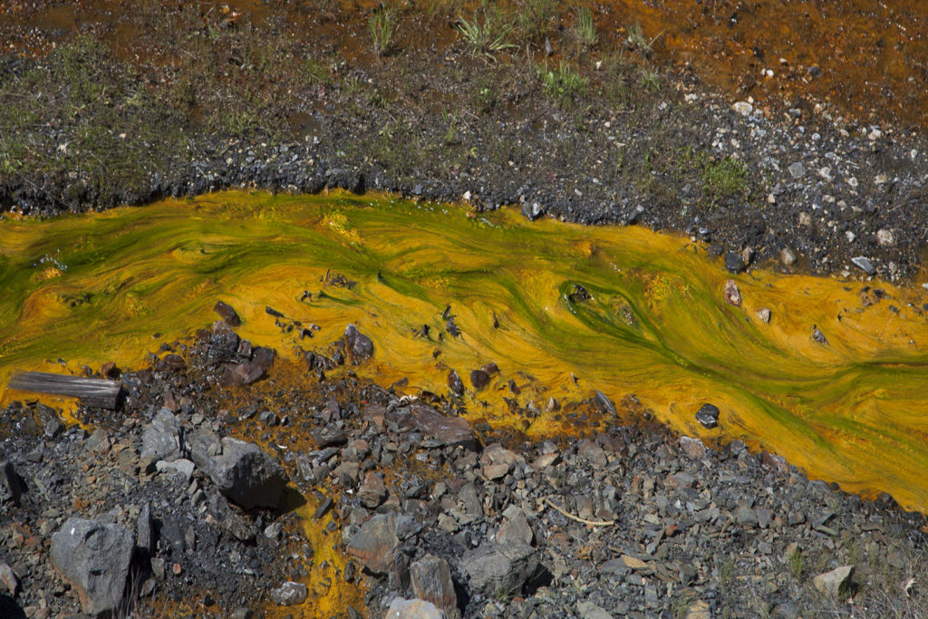 Vertidos al exterior del interior de la Mina, instalaciones cerradas del Lavadero Salgueiro. Grupo Salgeiro, de UMINSA. Torre del Bierzo. León 2019