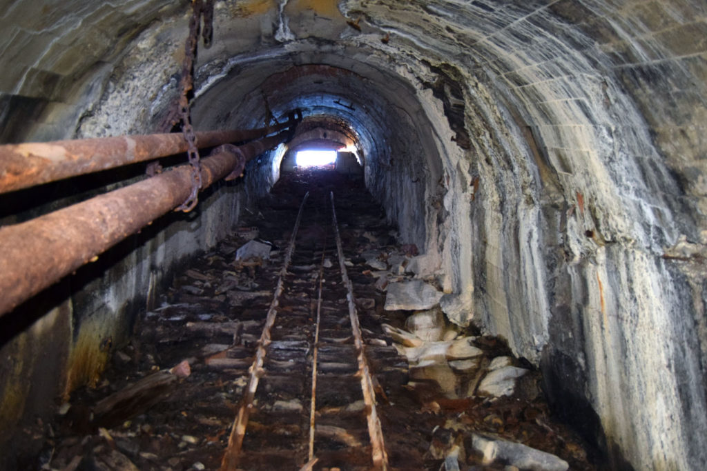 Interior del pozo plano de las instalaciones abandonadas de la Mina de Negrín. Fabero. León 2018