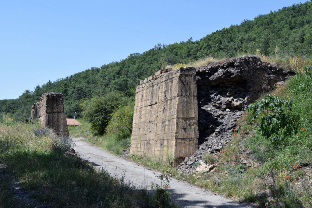 Restos de estructuras de las instalaciones abandonadas de la Mina San José. Orzonaga de Torio. León 2018
