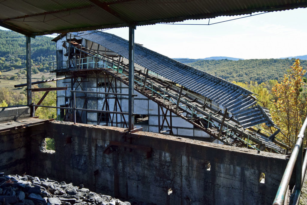 Tolva y cinta del lavadero de las instalaciones abandonadas de la Mina de Negrín. Fabero. León 2018