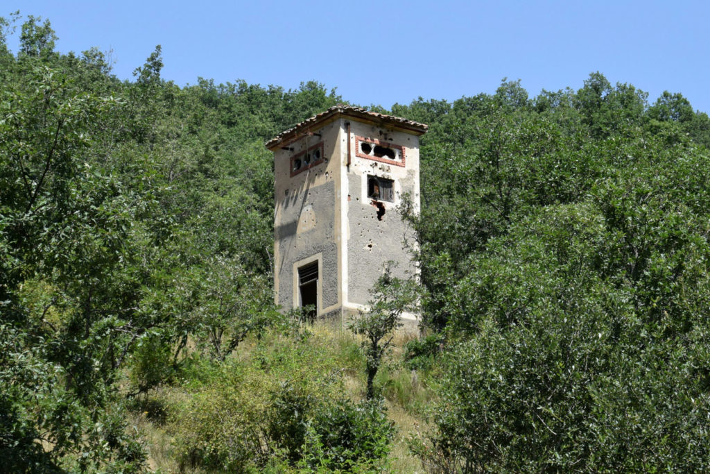 Transformador lleno de disparos en las instalaciones abandonadas de la Mina San José. Orzonaga de Torio. León 2018