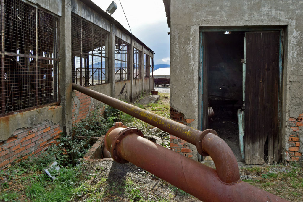 Tuberías de descarga de las instalaciones cerradas del Pozo Julia. Fabero. León 2018