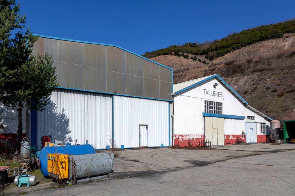 Instalaciones cerradas de los talleres y almacenes de UMINSA. Toreno. Leon 2020