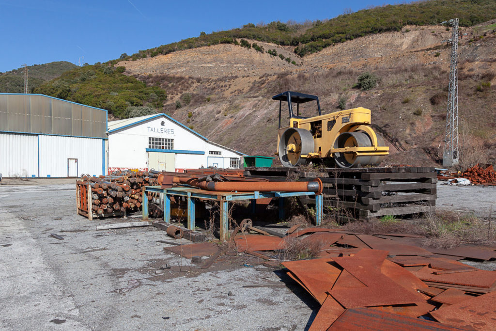 Instalaciones cerradas de los talleres y almacenes de UMINSA. Toreno. Leon 2020
