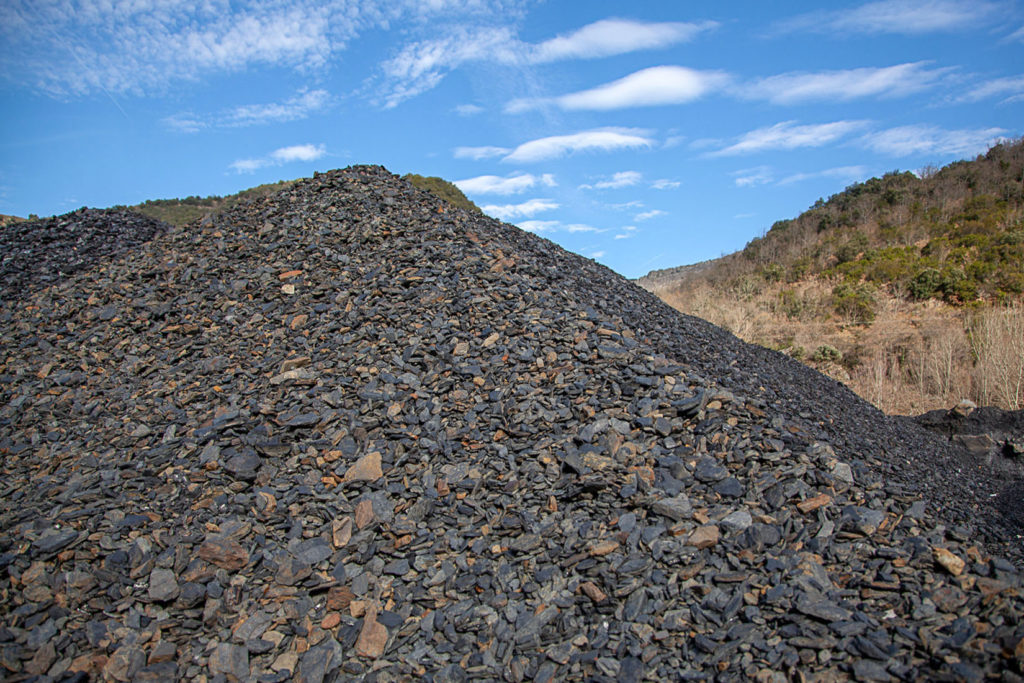 Estériles de carbón en las instalaciones cerradas del lavadero de carbón Alinos. UMINSA. Toreno. León 2020