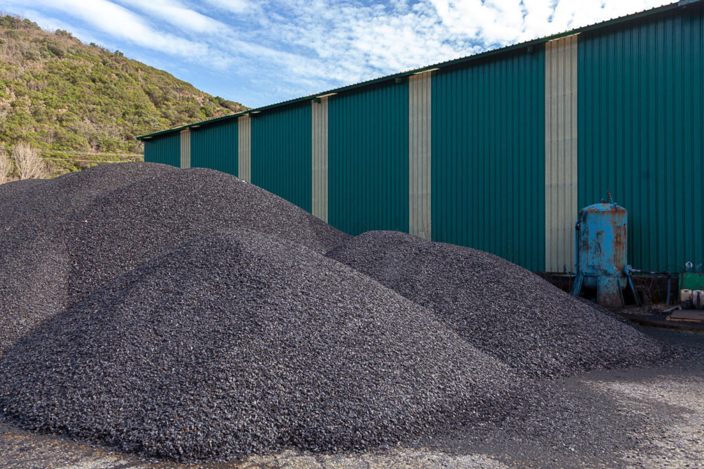 Estériles de carbón en las instalaciones cerradas del lavadero de carbón Alinos. UMINSA. Toreno. León 2020